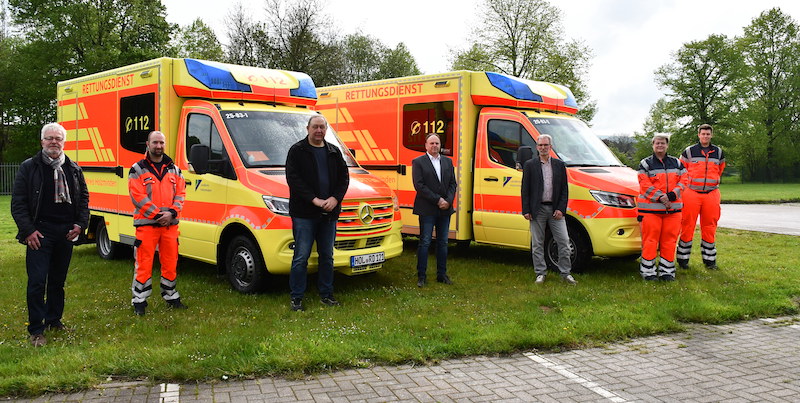 Maßgeschneidert für den Notfall: Zwei neue Fahrzeuge für den Rettungsdienst übergeben
